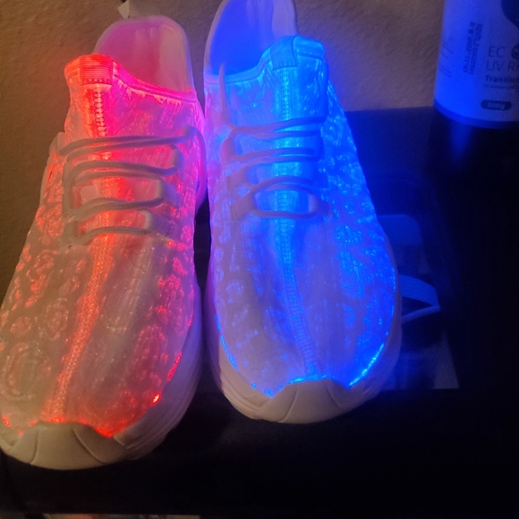 Shoes the light up at night and the size uk 40 us men 7  and us women 9.5 - Picture 6 of 11